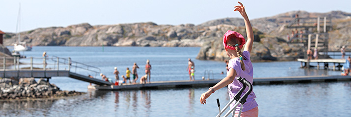Familjer badar på Gråskärs badplats i Skärhamn.