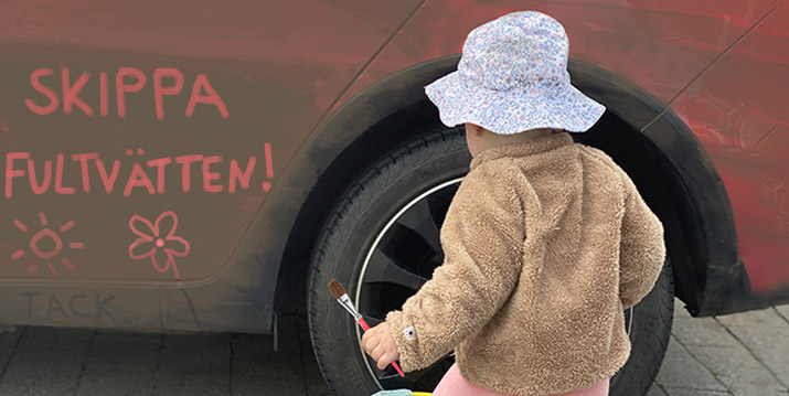Barn skriver texten "Skippa fultvätten" på en bil. Fotograf: Sara Abelin