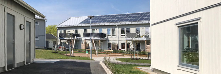 Flerfamiljshus i Höviksnäs med solceller på taket.