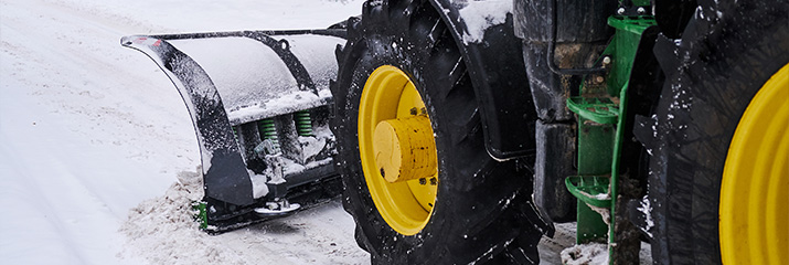 Traktor som skottar snö